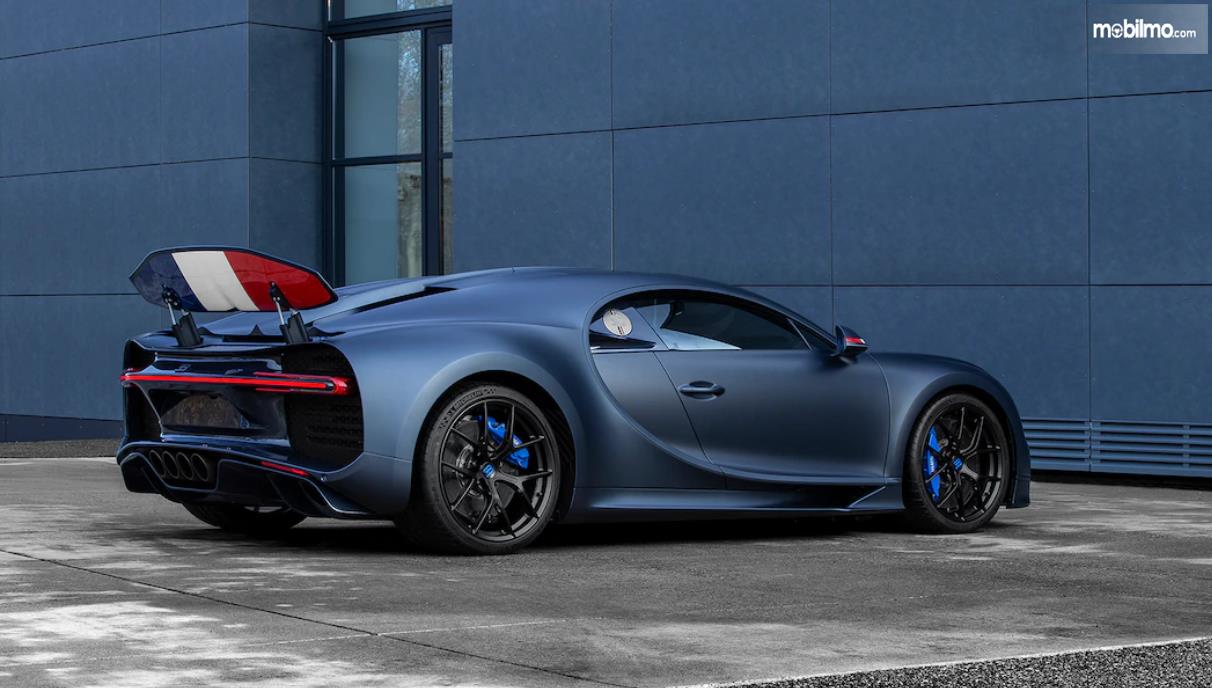 Foto Bugatti Chiron Sport edisi khusus tampak dari samping belakang