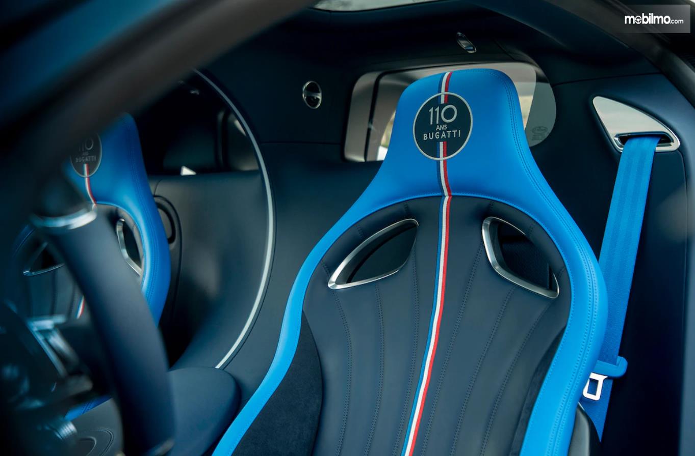 Foto logo Bugatti Chiron Sport edisi khusus di sandaran kepala