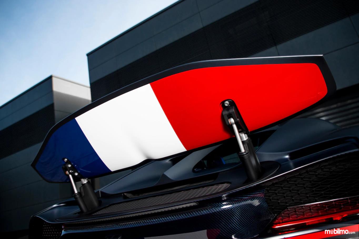 Foto bendera Prancis pada sayap belakang Bugatti Chiron Sport edisi khusus