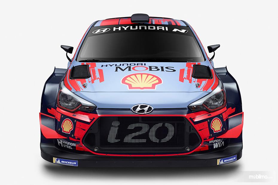 Gambar menunjukkan tampilan depan Hyundai i20 Coupe WRC 2019 