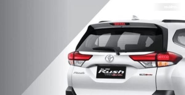 Gambar ini menunjukkan mobil Toyota Rush tampak belakang