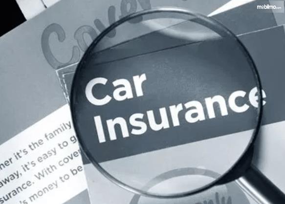 Gambar ini menunjukkan tulisan car insurance dilihat dengan kaca pembesar