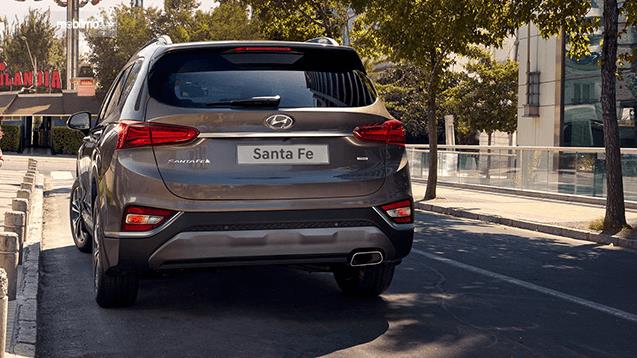 Gambar ini menunjukkan bagian belakang Hyundai Santa Fe 2019
