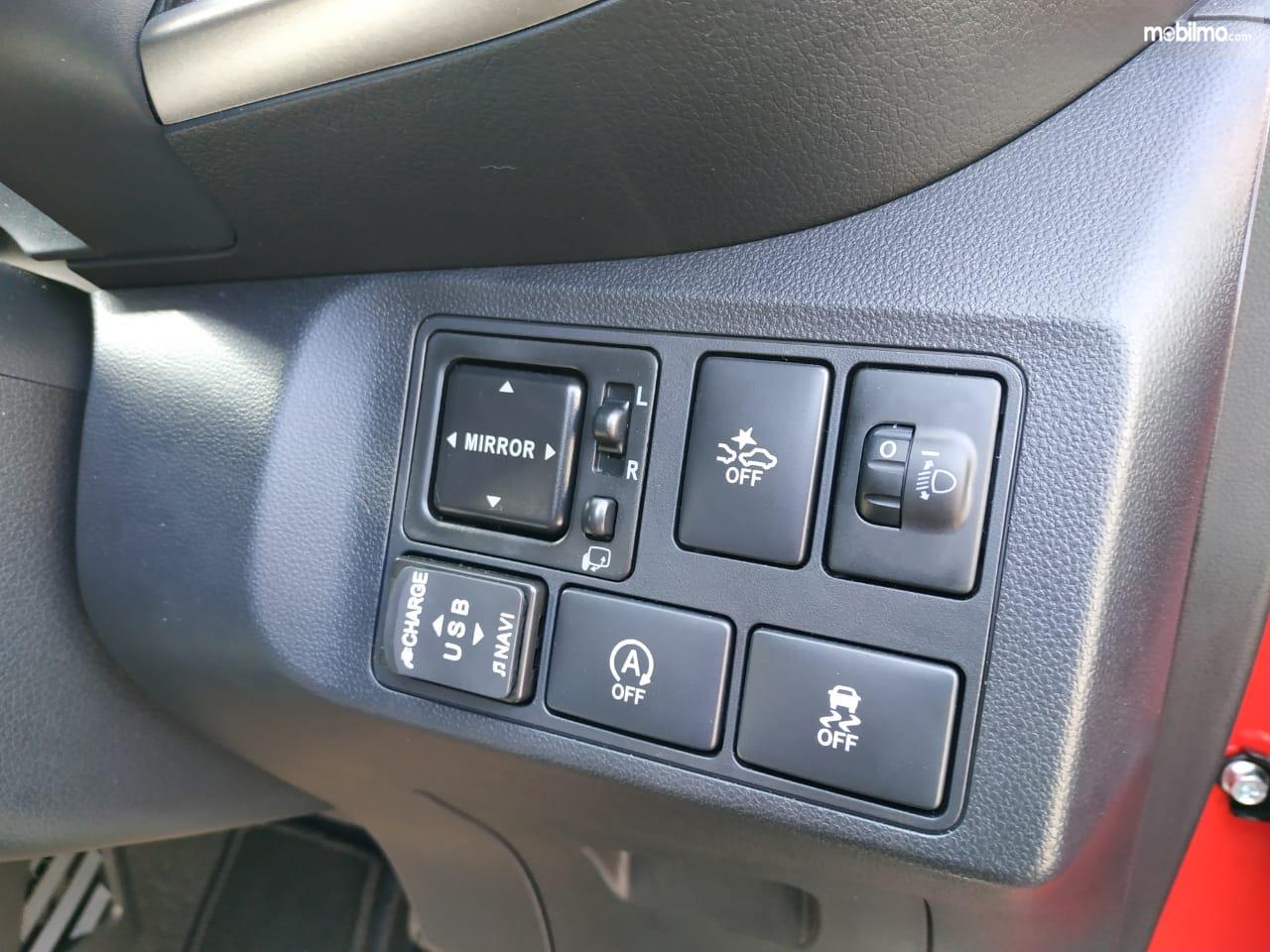 Tampak deretan tombol fitur mobil kekinian pada Daihatsu Myvi 2018