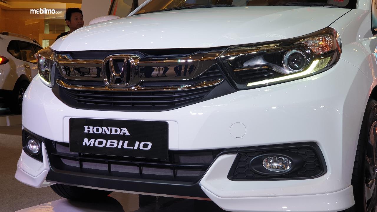 Tampilan depan mobil New Honda Mobilio E CVT 2019 berwarna putih