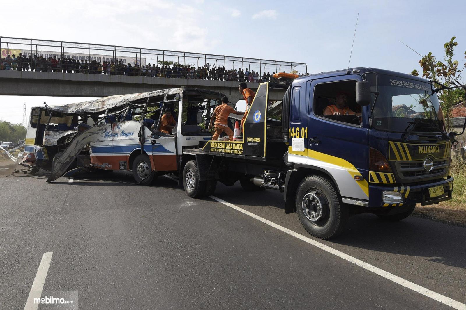 Foto bus Rukun Sayur kecelakaan di Tol Palikanci sedang dievakuasi