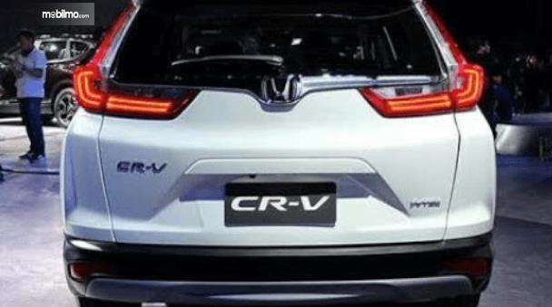 Gambar ini menunjukkan bagian belakang All New Honda CR-V 2.0 2019 dengan warna putih