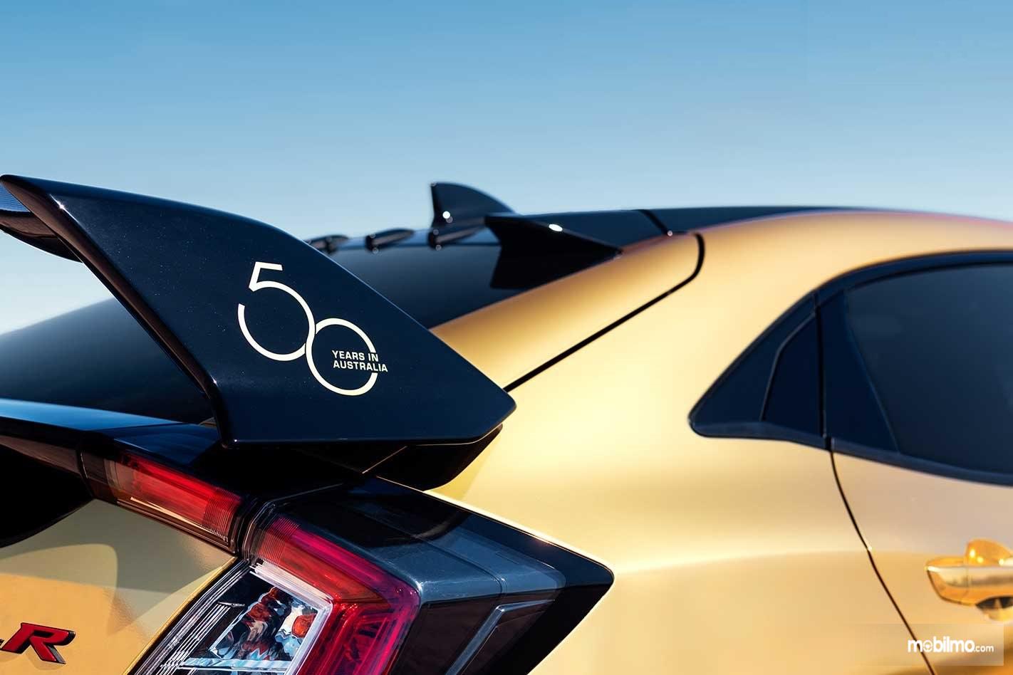 Foto wing belakang Honda Civic Type R dengan lencana ulang tahun ke 50