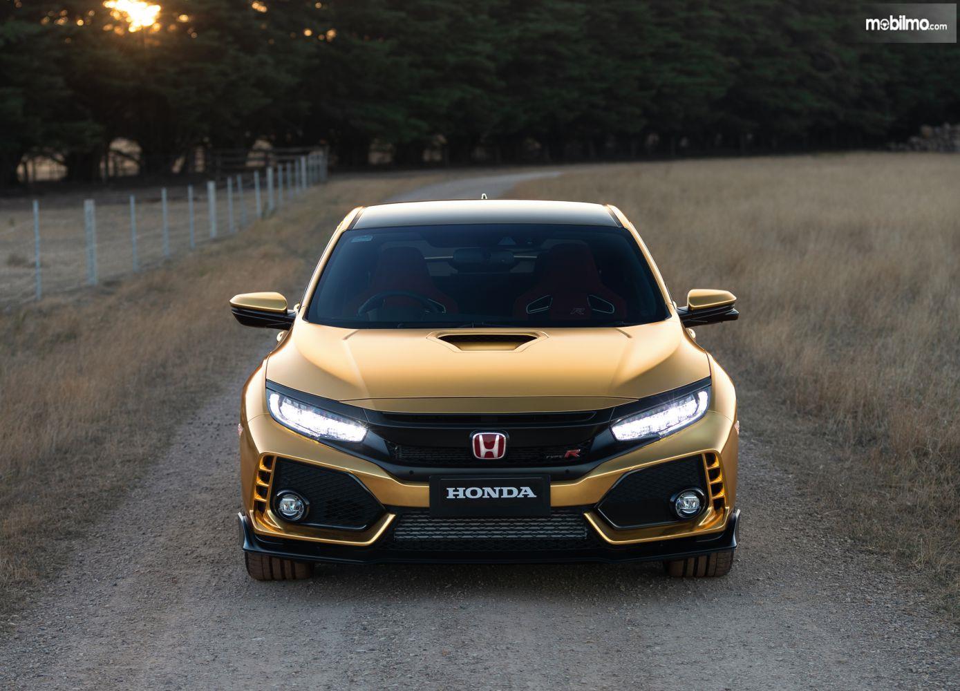 Foto Honda Civic Type R warna emas tampak dari depan