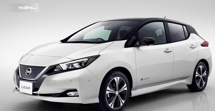 Gambar ini menunjukkan mobil Nissan Leaf warna putih tampak bagian samping