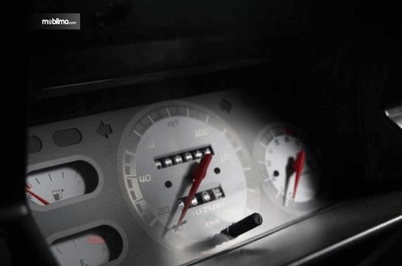 Gambar ini menunjukkan speedometer mobil Suzuki Carry Pick Up 2015