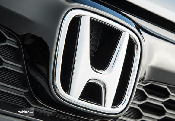Gambar ini menunjukkan logo Honda menggunakan warna krom