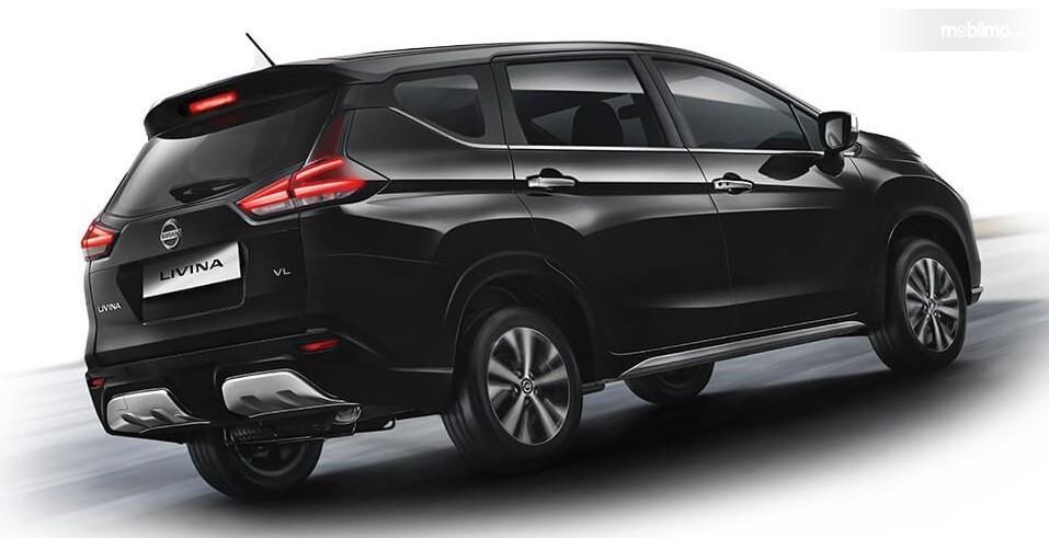 Foto All New Nissan Livina 2019 berwarna hitamdilihat dari tampak samping belakang