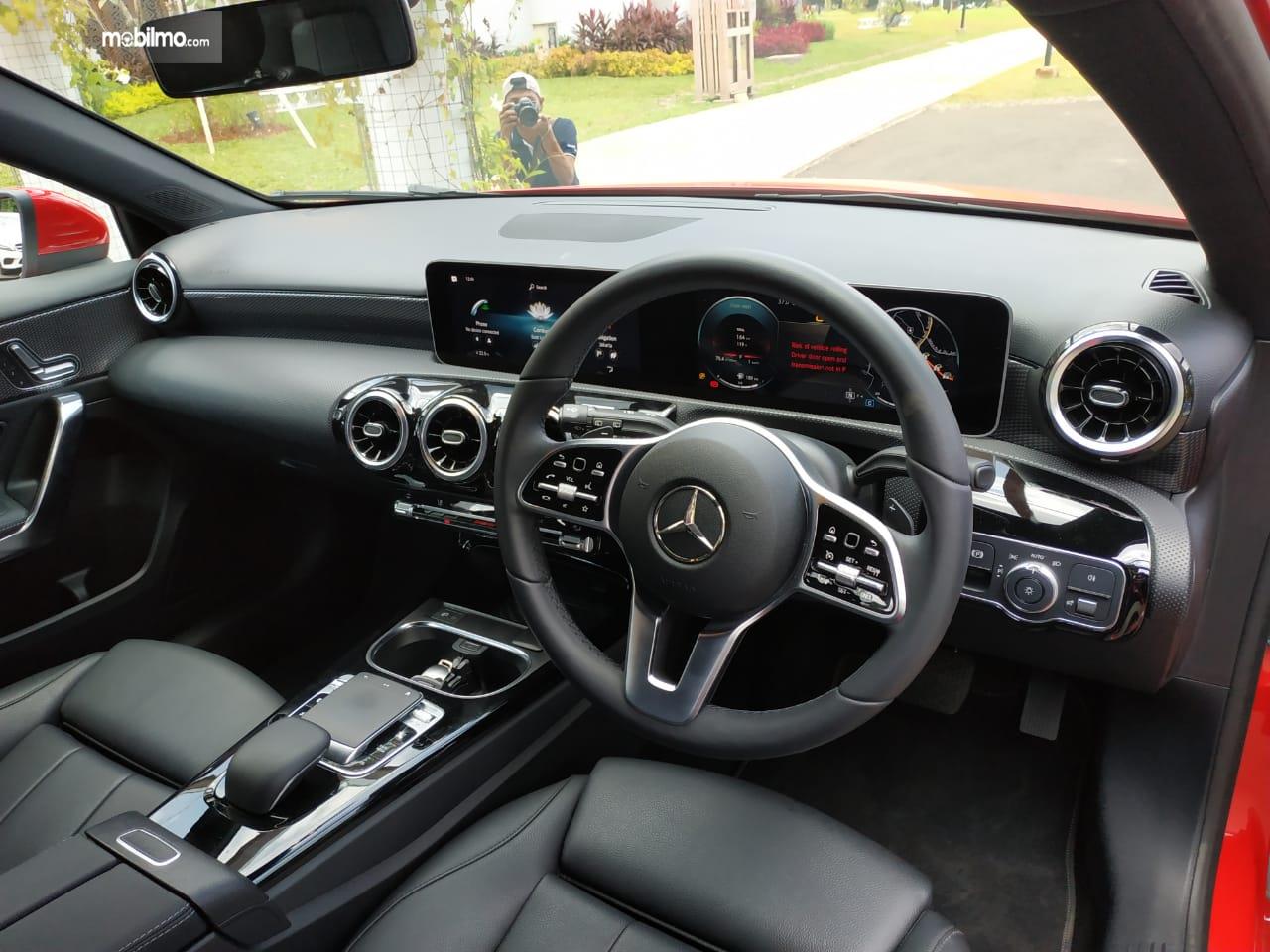 Review Mercedes-Benz A 200 Progressive Line 2019: Tampak Layout interior Mercedes-Benz A 200 Progressive Line 2019
