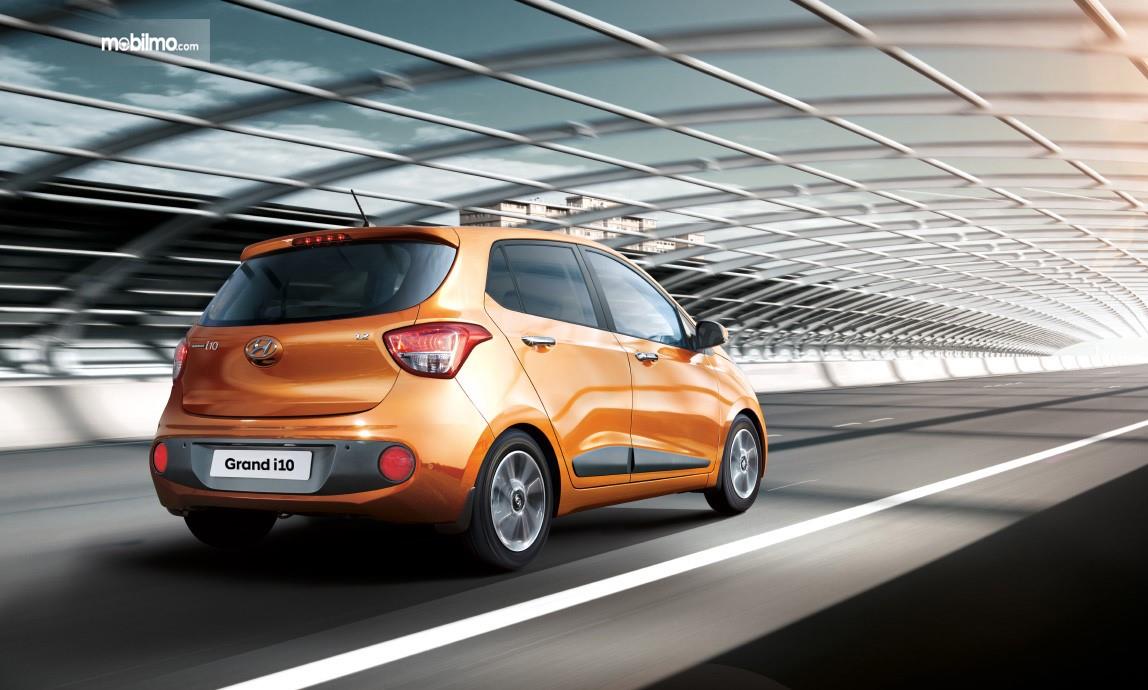 Foto Hyundai Grand i10 dari arah belakang, dua lampu belakang berukuran besar memberikan pencahayaan yang lebih terang
