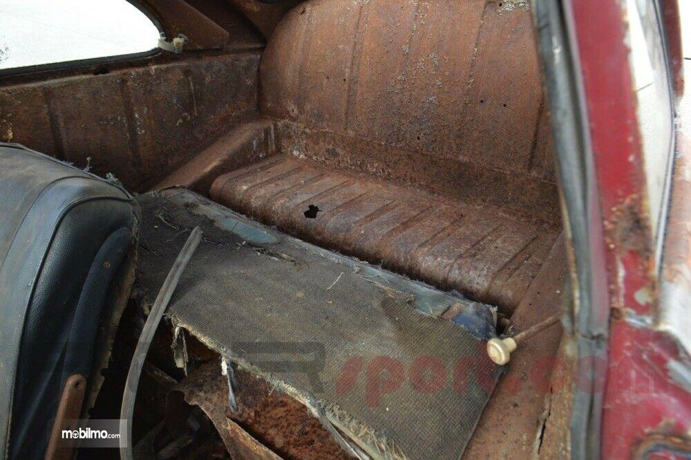 Foto Mobil lawas, Porsche 356 Coupe yang dijual dalam kondisi rusak parah di bagian interior