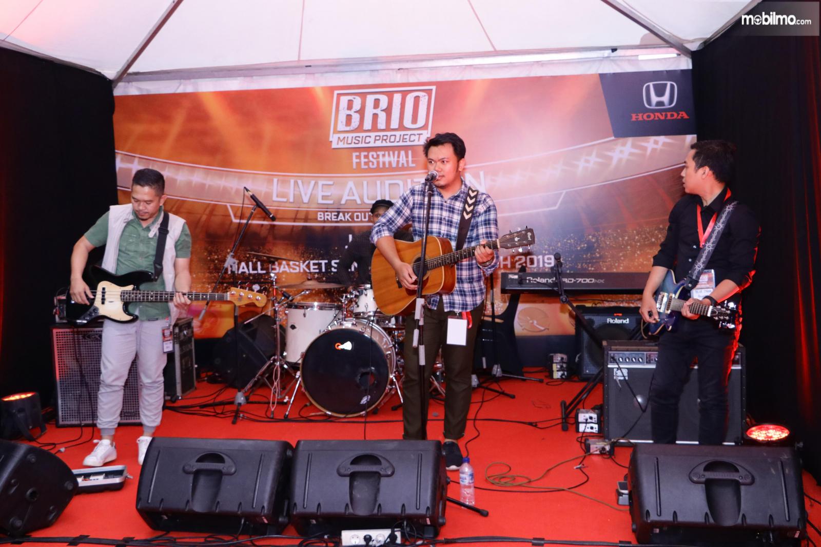 Salah satu band sedang perform di acara Brio Music Project Festival Kota Bandung, Jawa Barat, 5 April 2019