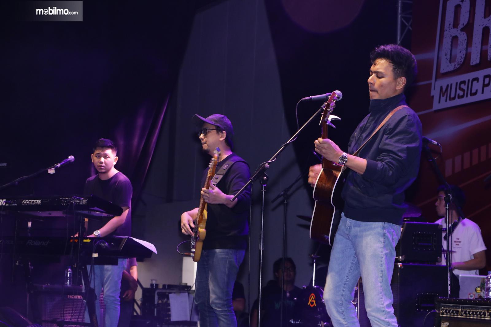 Perform salah satu band di acara Brio Music Project Festival Kota Bandung Jawa Barat, 5 April 2019