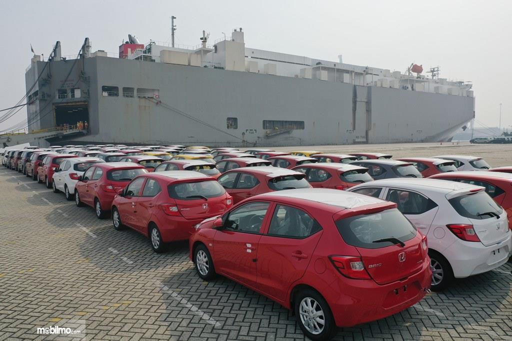 Foto ratusan unit All New Honda Brio menunggu giliran masuk kapal untuk dikirim ke Filipina