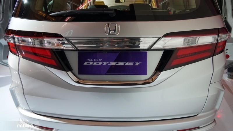 Foto All New Honda Odyssey 2017 dilihat dari belakang, cukup menarik