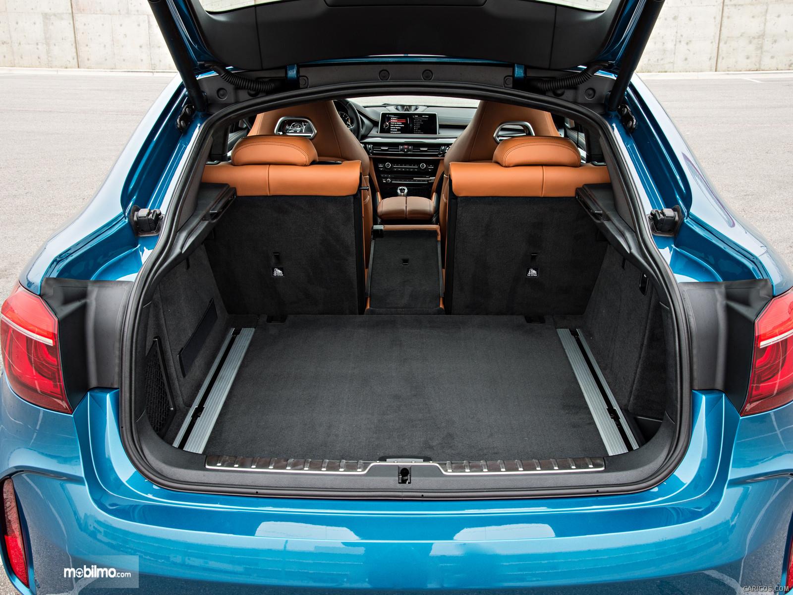 Foto Bagai BMW X6 M 2018 yang cukup luas untuk menampung barang bawaan penumpang