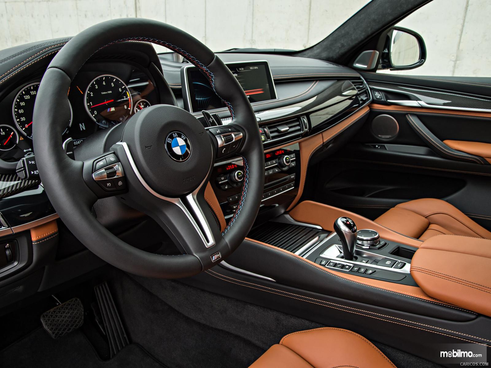 Foto dashboard dan kemudi BMW X6 M 2018 yang dilengkapi tombol pengatur fitur