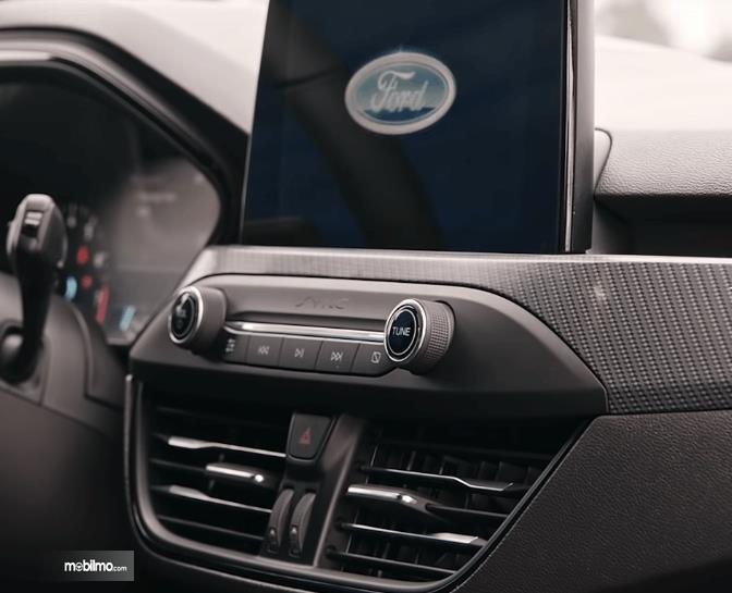 Gambar ini menunjukkan fitur yang terdapat pada head unit Ford Focus 2019