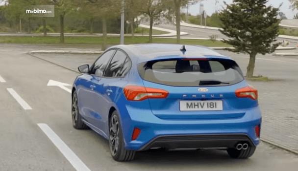 Gambar ini menunjukkan bagian belakang mobil Ford Focus 2019 warna biru