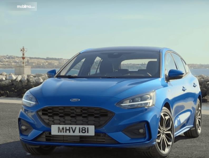Gambar ini menunjukkan bagian depan mobil Ford Focus 2019 warna biru