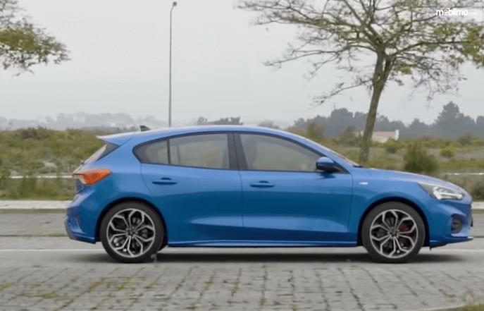 Gambar ini menunjukkan bagian samping mobil Ford Focus 2019 warna biru