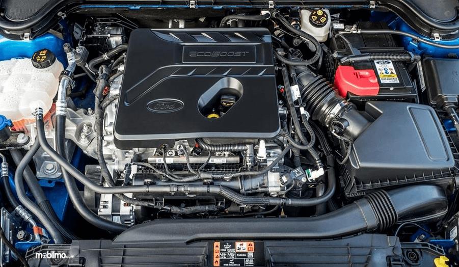 Gambar ini menunjukkan mesin mobil Ford Focus 2019