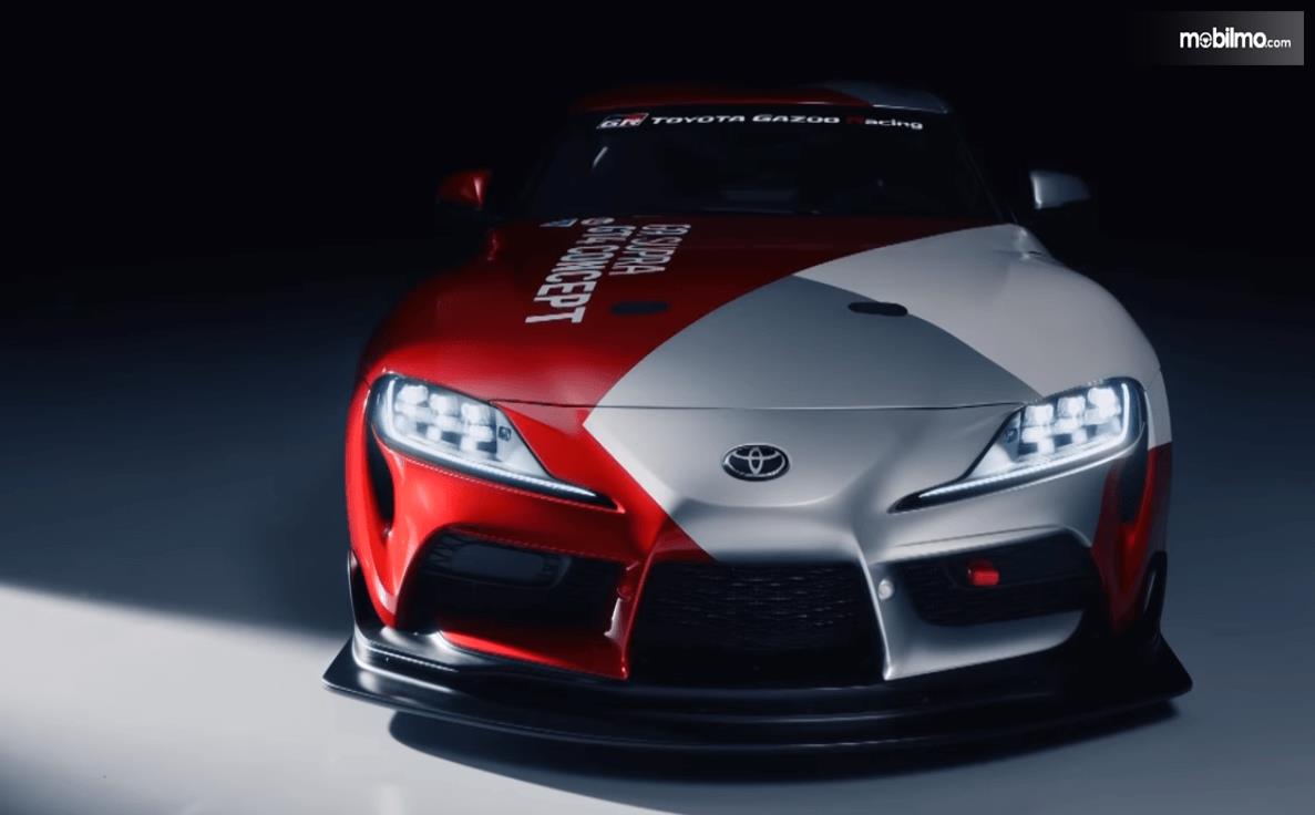 Gambar ini menunjukkan Toyota GR Supra GT4 Concept 2019 tampak bagian depan