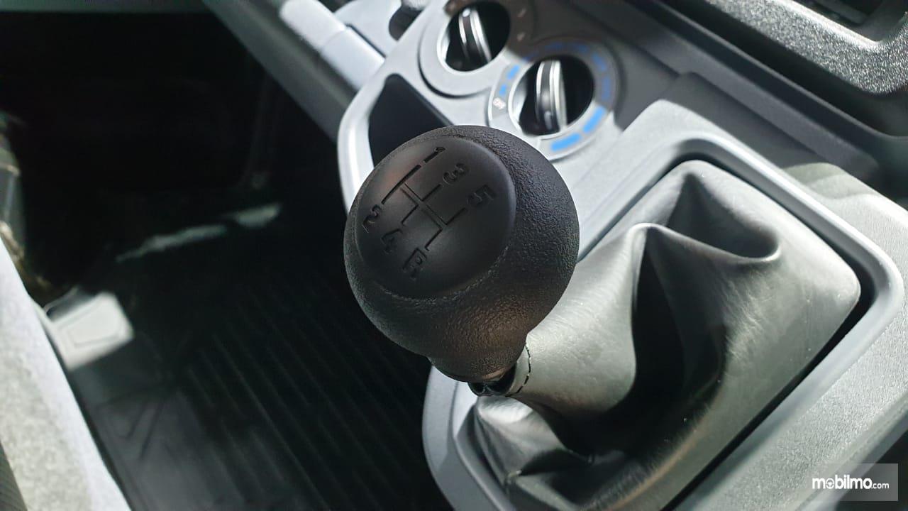 Gambar menunjukkan desain tuas transmisi manual New Suzuki Carry Pick Up 2019
