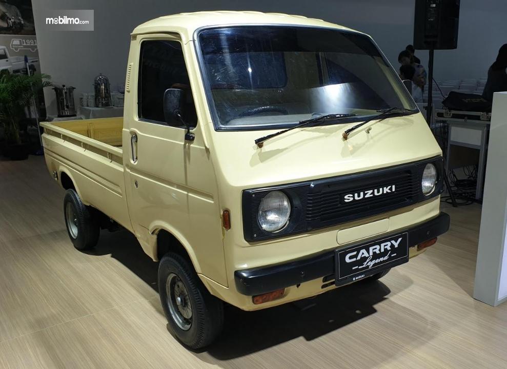 Gambar menunjukkan sebuah mobil Suzuki Carry ST-20 1977