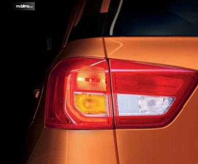 Belakang Suzuki Vitara Brezza 2018 sudah dilengkapi dengan LED High Mount Stop Lamp dan Split Rear Combination