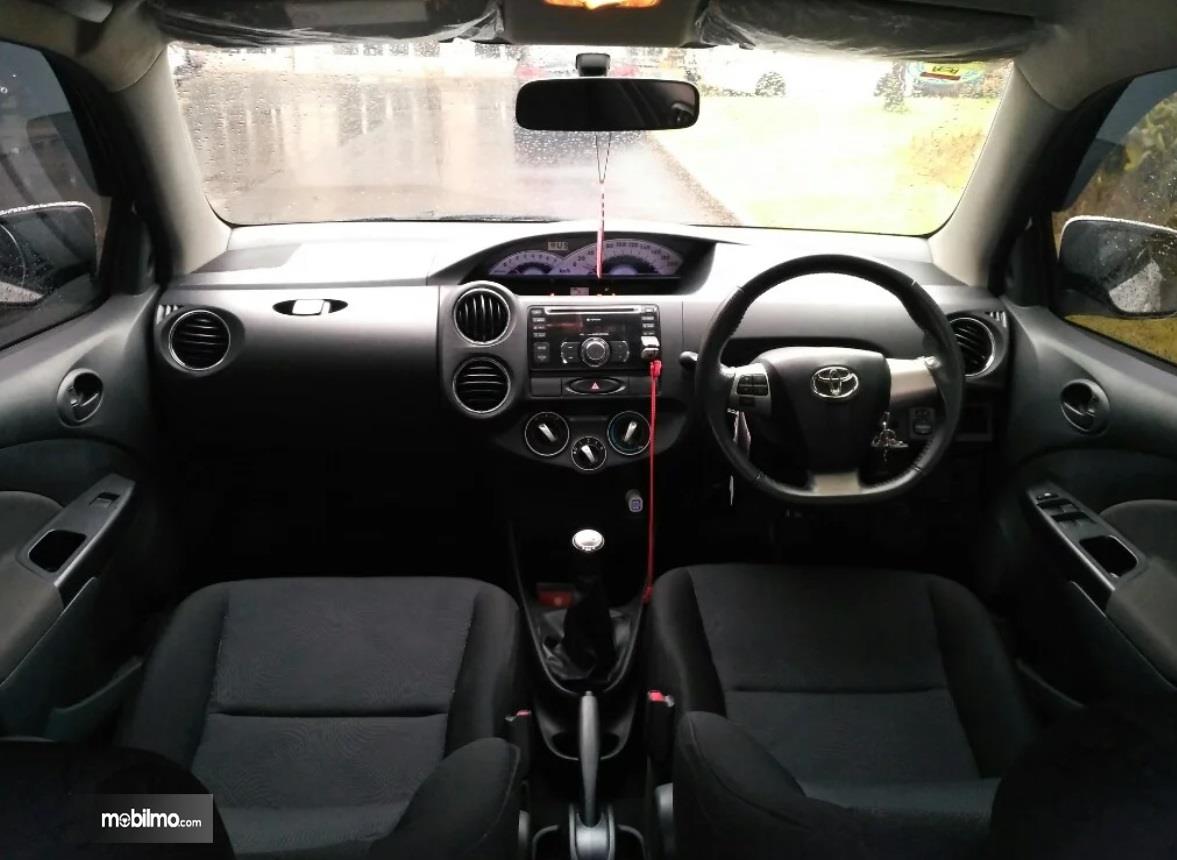 Dashboard Toyota Etios Valco G 2013 dilengkapi dengan fitur AC dan panel audio 2 DIN