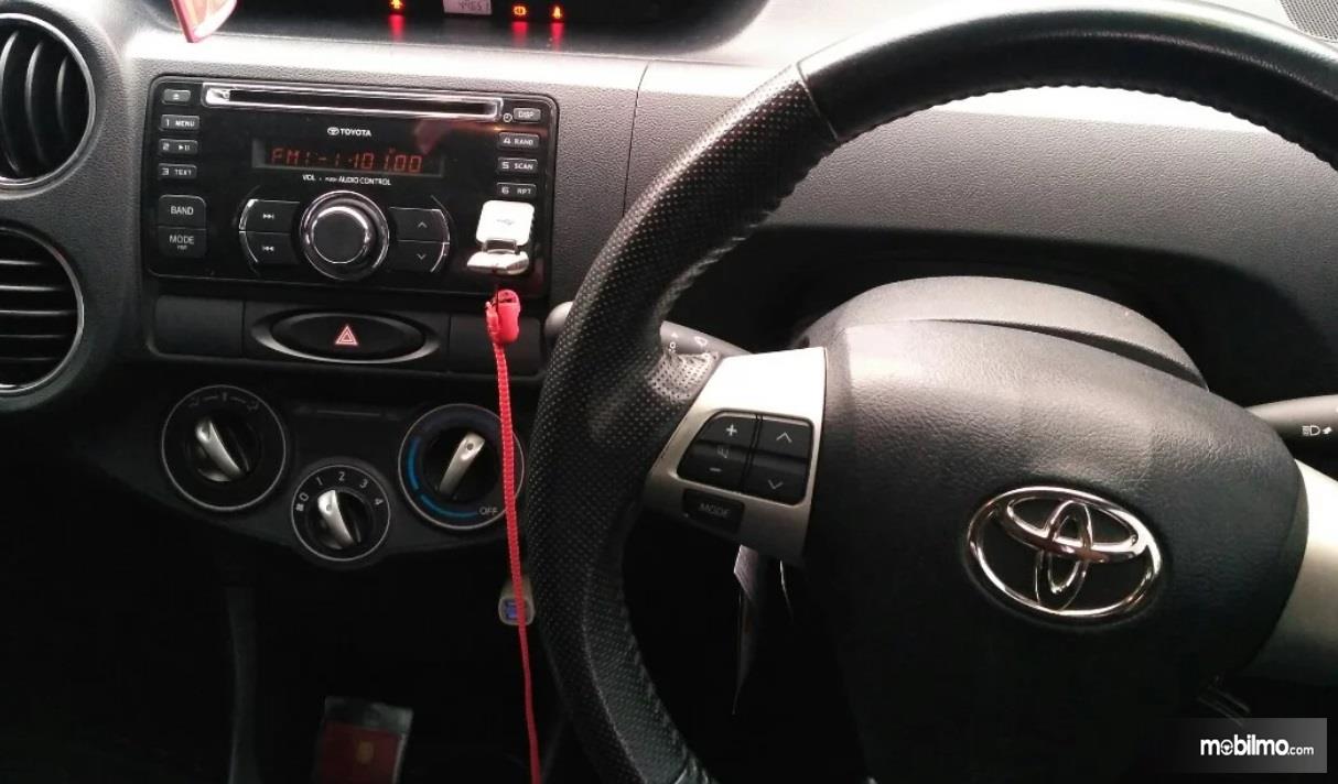 Fitur Hiburan Toyota Etios Valco G 2013 dilengkapi dengan panel audio 2 DIN yang terintegrasi dengan 4 speaker