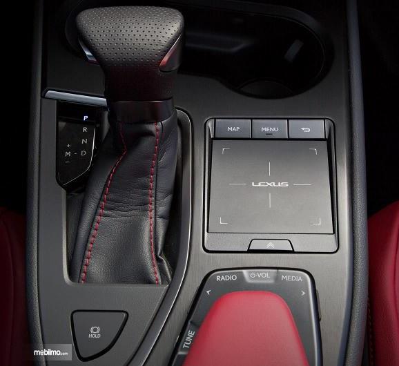 Gambar ini menunjukkan tuas dan fitur pada mobil Lexus UX 250h 2019
