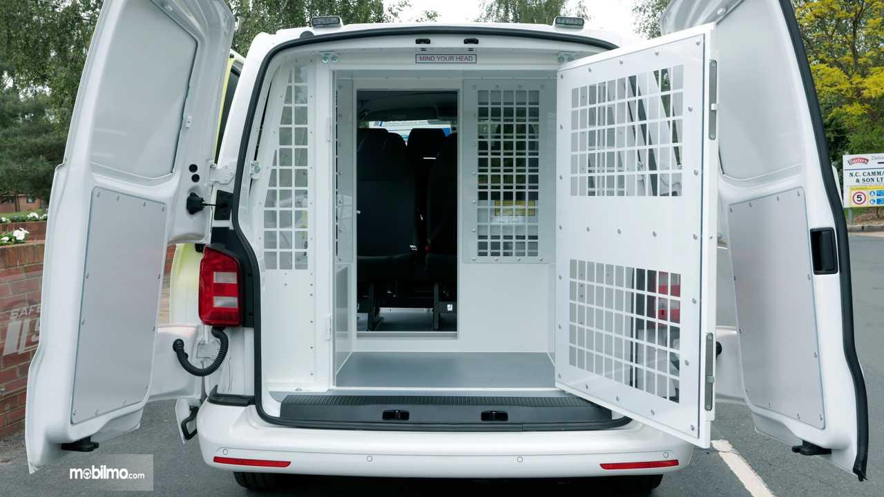Foto menunjukkan bagian ruang tahanan pada mobil VW Transporter Cell