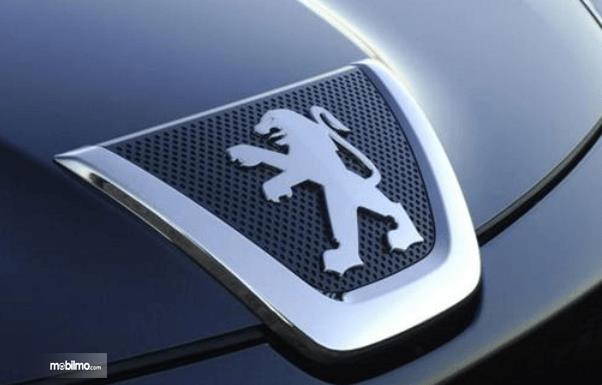 Gambar ini menunjukkan logo Pabrikan Mobil Peugeot asal Prancis