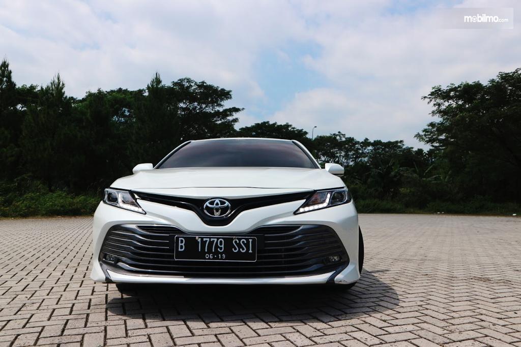 Tampak tampilan depan All New Toyota Camry 2.5 V AT 2019 berwarna putih
