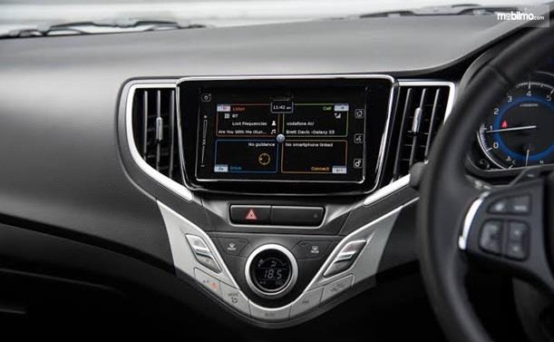 Dashboard Suzuki Baleno 2017 sudah dilengkapi dengan audio Touchscreen