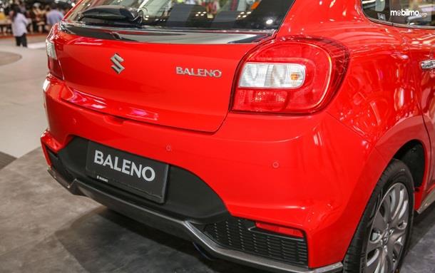 Fitur Suzuki Baleno 2017 tergolong sangat lengkap mulai dari parkir sensor 4 titik, ABS hingga EBD