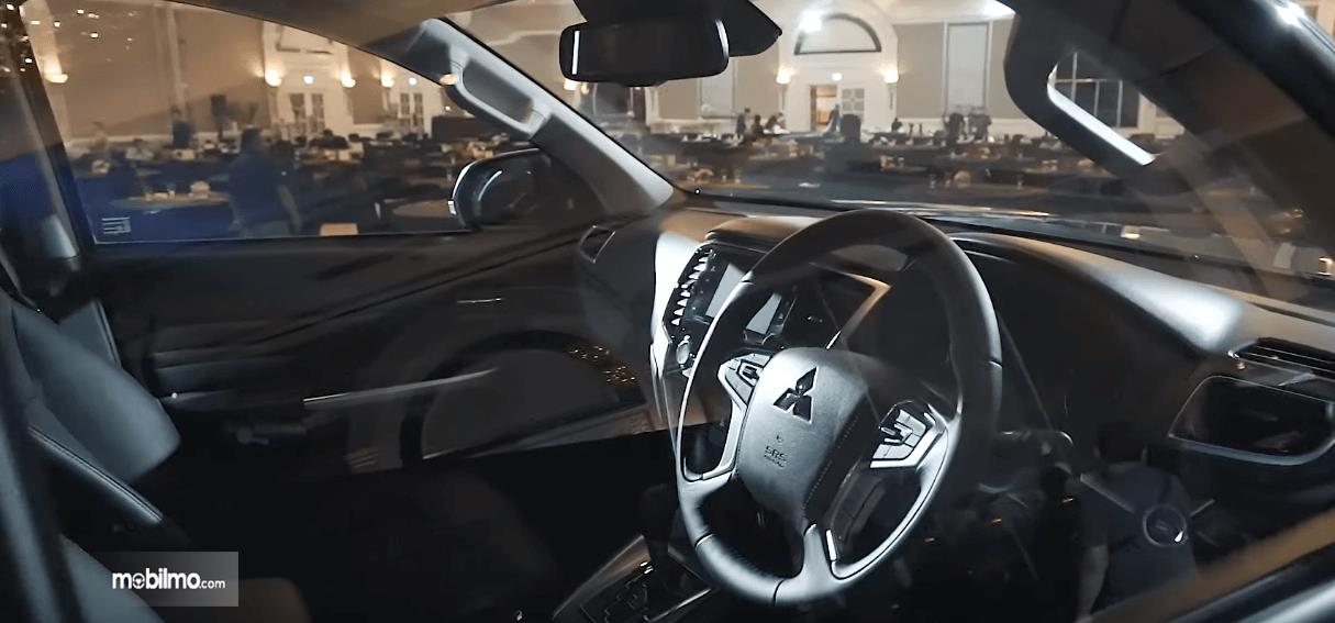 Gambar ini menunjukkan interior  Mitsubishi New Triton 2019 terlihat dari luar kendaraan
