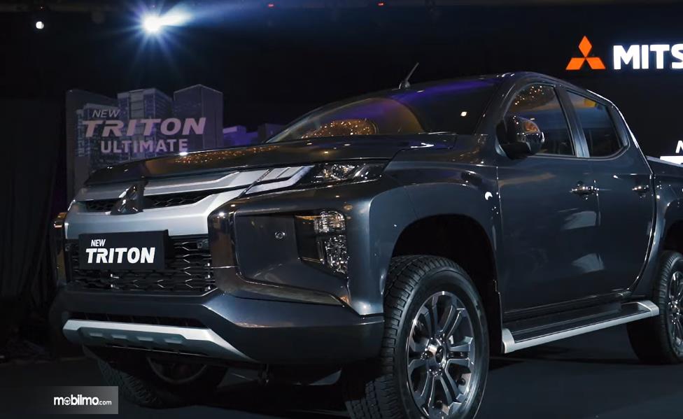 Gambar ini menunjukkan bagian depan mobil Mitsubishi New Triton 2019