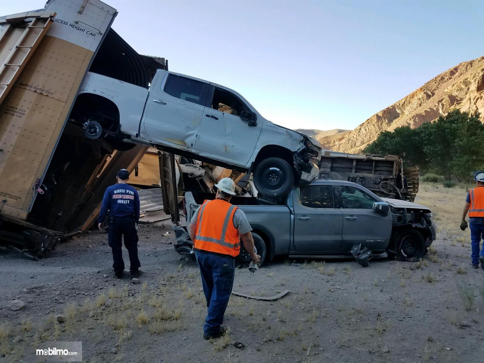 Foto menunjukkan sejumlah mobil mahal rusak parah dalam peristiwa kecelakaan kereta api di Nevada Amerika Serikat