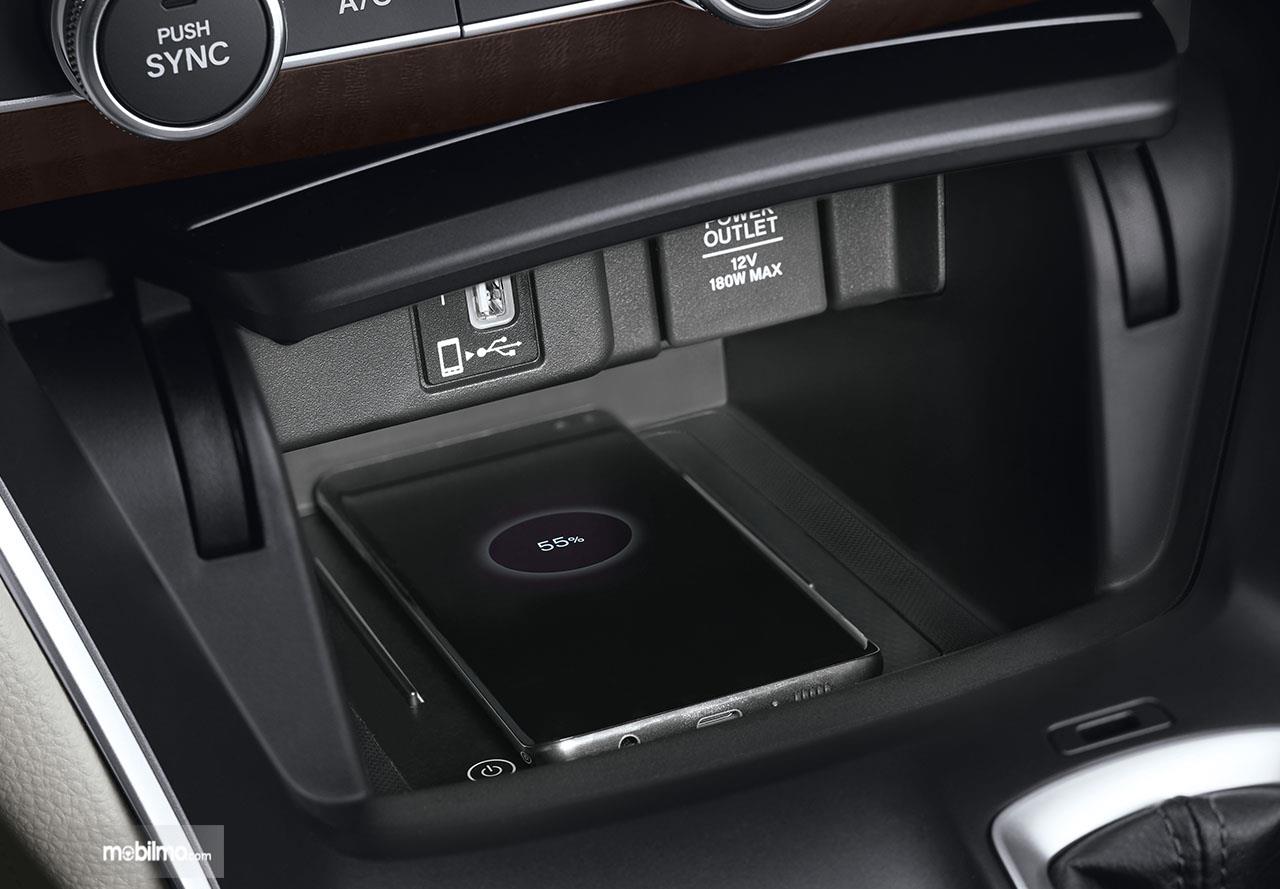 Foto menunjukkan Port USB All New Honda Accord