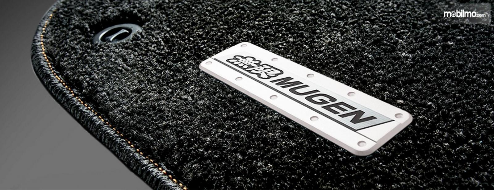Foto menunjukkan Emblem Mugen pada Honda HR-V 1.5 Mugen Edition
