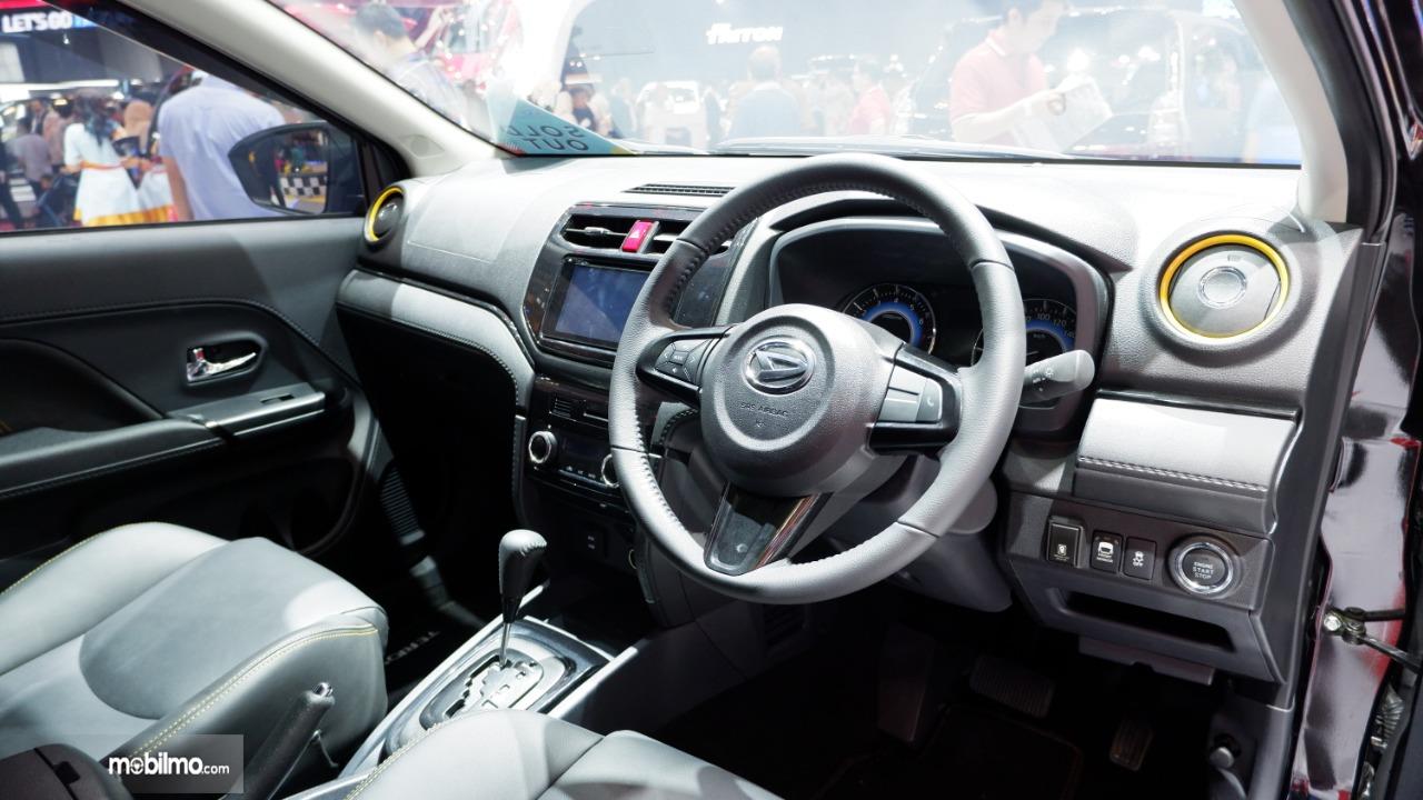 Gambar menunjukkan Layout dasbor mobil Daihatsu Terios SE A/T 2019