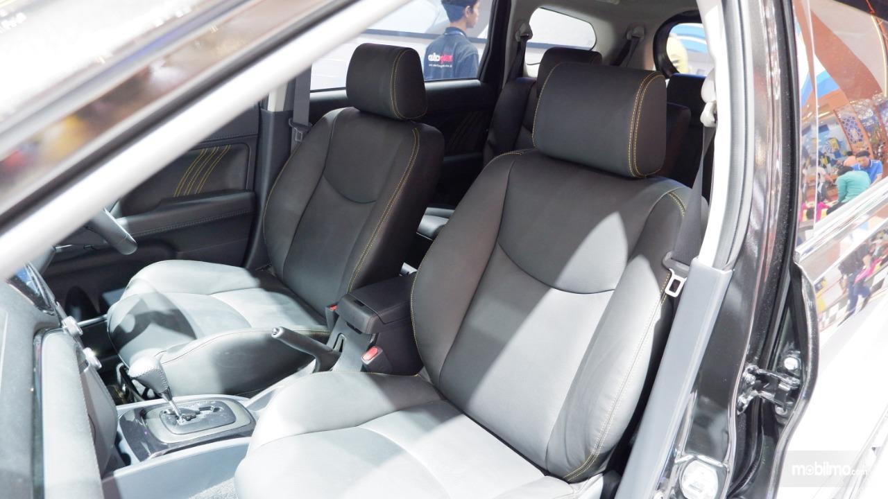Gambar menunjukkan Kursi Depan Mobil Daihatsu Terios SE A/T 2019